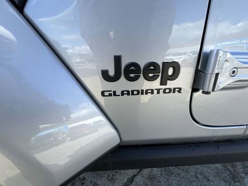 Used 2022 Jeep Gladiator Willys image 32