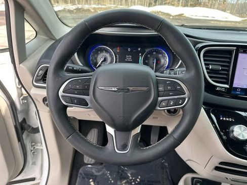 Used 2023 Chrysler Pacifica Touring-L image 13
