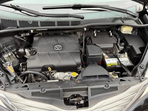 Used 2014 Toyota Sienna XLE image 31