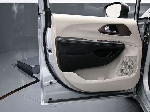 Used 2023 Chrysler Voyager LX image 38