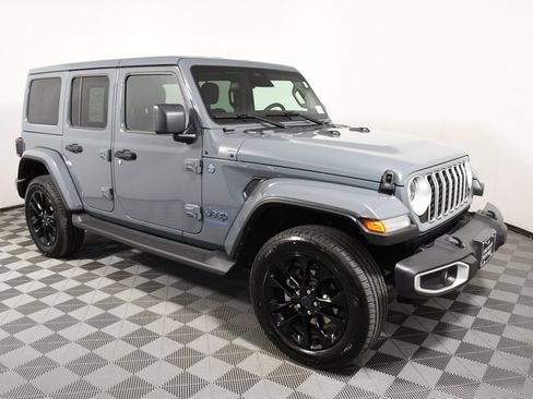 Used 2025 Jeep Wrangler Unlimited Sahara AWD/4WD image 8