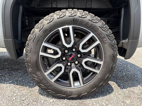 Used 2025 GMC Sierra 1500 AT4 w/ Technology Package AWD/4WD image 17