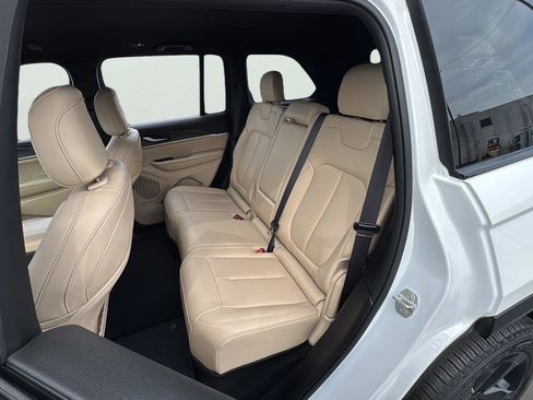 Used 2023 Jeep Grand Cherokee Limited w/ Black Appearance Package AWD/4WD image 19