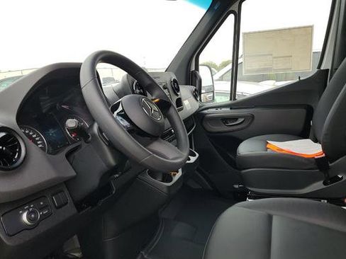 Used 2025 Mercedes-Benz Sprinter 2500 image 5