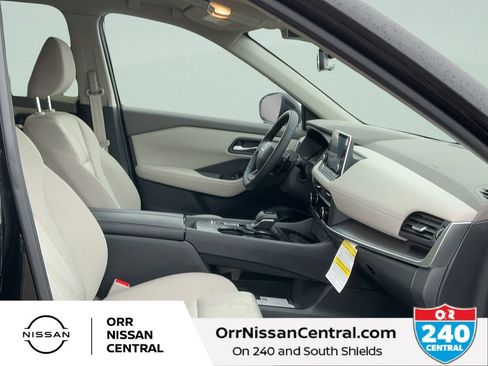 Used 2025 Nissan Rogue SV FWD image 11
