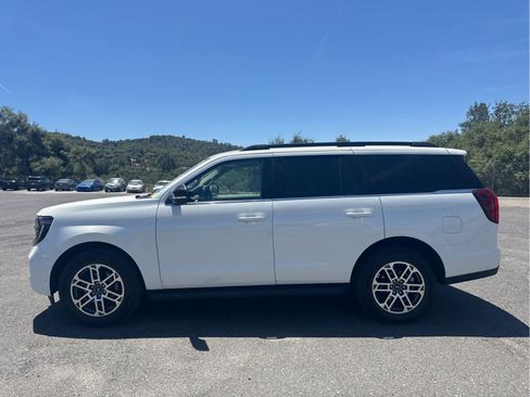 Used 2025 Ford Expedition Active AWD/4WD image 8