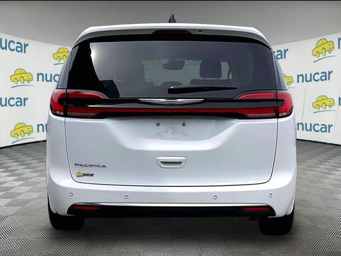 Used 2023 Chrysler Pacifica Touring-L FWD image 5