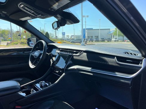 Used 2023 Jeep Grand Cherokee Altitude image 14