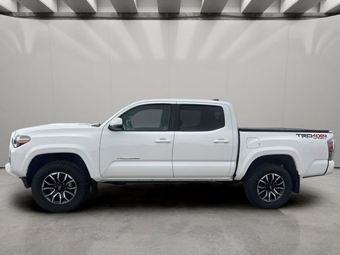 Used 2022 Toyota Tacoma TRD Sport w/ Technology Package image 2