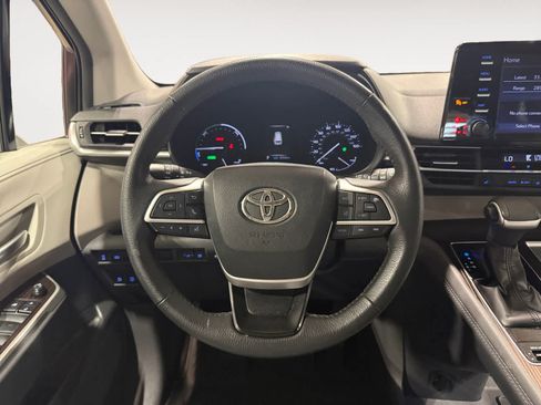 Used 2023 Toyota Sienna XLE AWD/4WD image 13