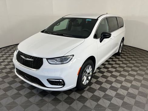 New 2026 Chrysler Pacifica Select image 2