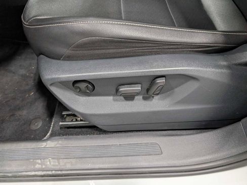 Used 2021 Volkswagen Tiguan SE image 32