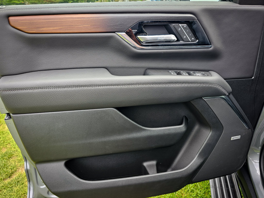 New 2026 GMC Yukon Denali w/ Sun & Power Step Package AWD/4WD image 12