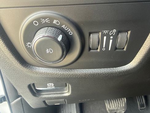 Used 2023 Jeep Grand Cherokee Limited image 23