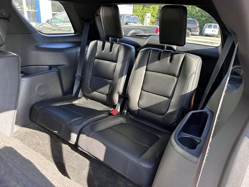 Used 2017 Ford Explorer XLT w/ Equipment Group 202A AWD/4WD image 14