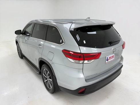 Used 2019 Toyota Highlander XLE FWD image 38