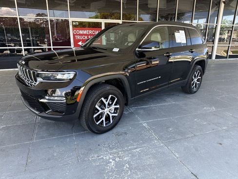 Used 2025 Jeep Grand Cherokee Limited w/ Luxury Tech Group II image 4