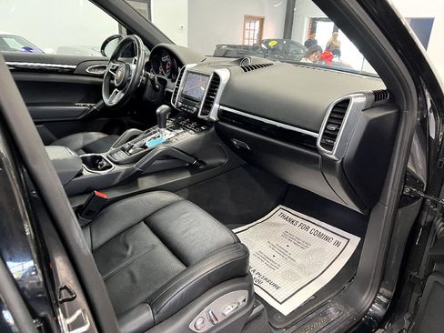 Used 2018 Porsche Cayenne Platinum Edition image 35