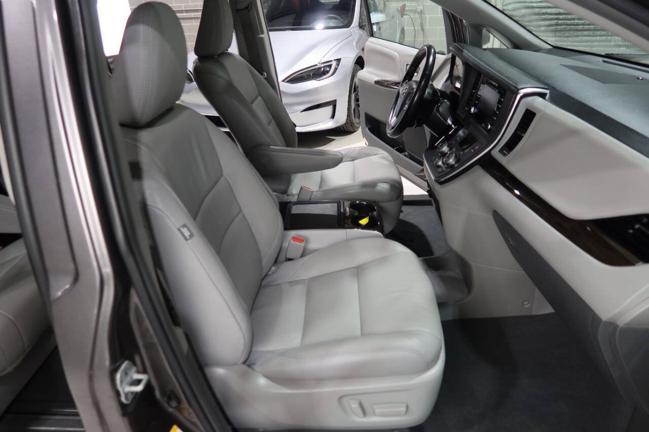 Used 2019 Toyota Sienna XLE w/ XLE Navigation Package FWD image 13