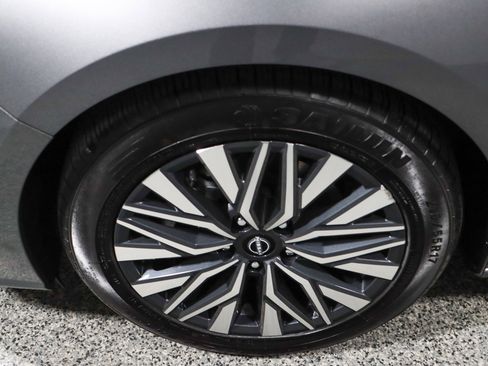 Used 2024 Nissan Altima 2.5 SV FWD image 11