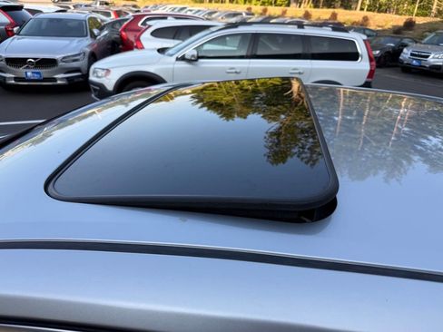 Used 2016 Toyota Camry SE w/ Moonroof Package image 10