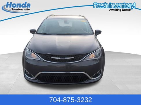 Used 2017 Chrysler Pacifica Touring-L w/ Tire & Wheel Group image 3