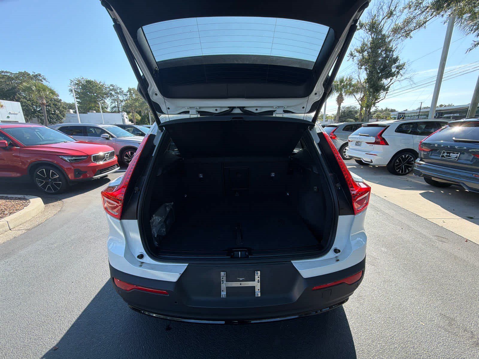 Certified 2025 Volvo XC40 B5 Plus AWD/4WD image 22