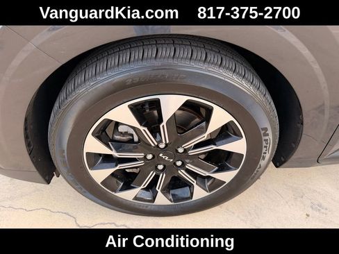 Used 2024 Kia Carnival EX image 8