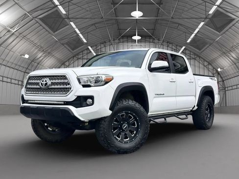 Used 2017 Toyota Tacoma TRD Off-Road RWD image 9