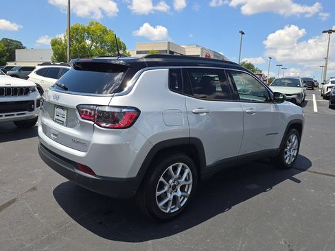 Used 2025 Jeep Compass Limited AWD/4WD image 3