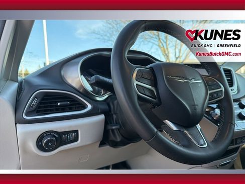 Used 2024 Chrysler Pacifica Touring-L FWD image 17