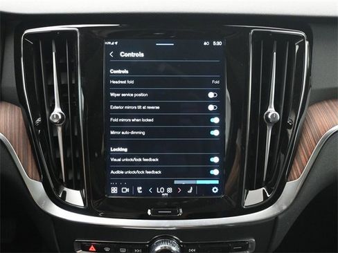 Used 2024 Volvo V60 B5 Cross Country Plus image 16