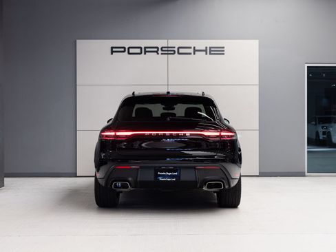 Certified 2026 Porsche Macan AWD/4WD image 6