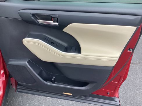 Used 2023 Toyota Highlander XLE image 26