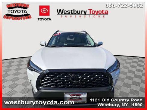 Used 2024 Toyota Corolla Cross LE w/ Moonroof Package image 3