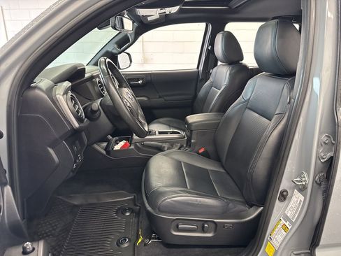 Used 2021 Toyota Tacoma TRD Sport w/ TRD Premium Sport Package AWD/4WD image 14