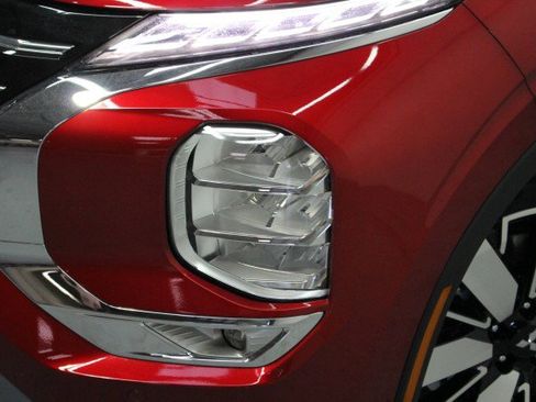 New 2026 Mitsubishi Outlander SE image 2