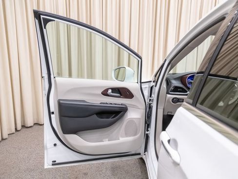Used 2019 Chrysler Pacifica Limited FWD image 8