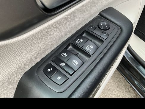 Used 2023 Chrysler Pacifica Touring-L FWD image 25