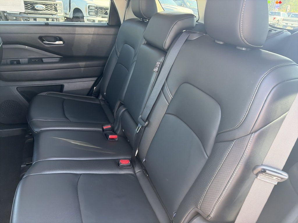 Used 2025 Nissan Pathfinder SL FWD image 29