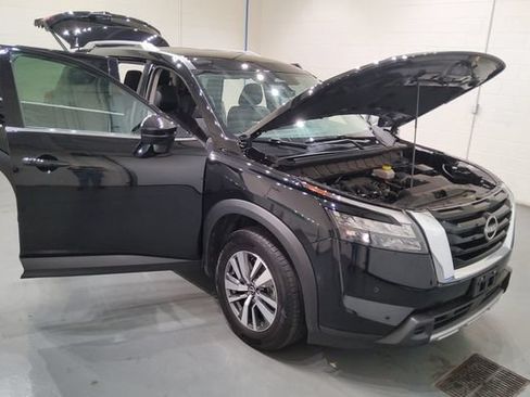 Used 2025 Nissan Pathfinder SL AWD/4WD image 12