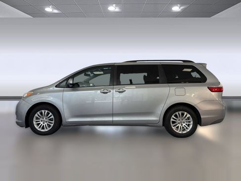 Used 2016 Toyota Sienna XLE w/ XLE Navigation Package FWD image 2