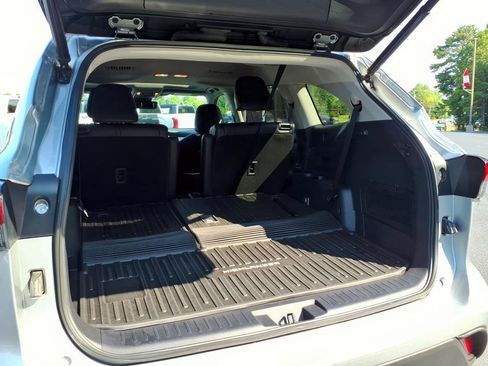 Used 2022 Toyota Highlander XLE FWD image 7