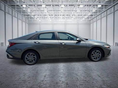 Certified 2025 Hyundai Elantra Hybrid FWD image 8
