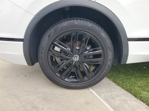 Used 2022 Volkswagen Tiguan SE R-Line image 7