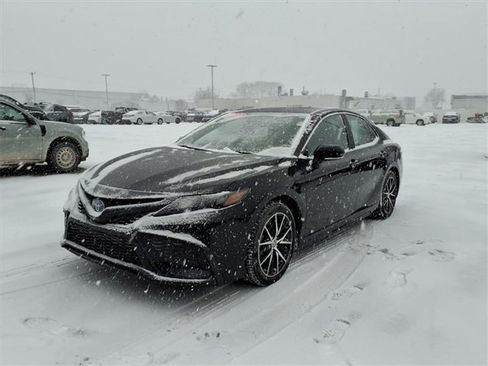 Certified 2023 Toyota Camry SE image 3