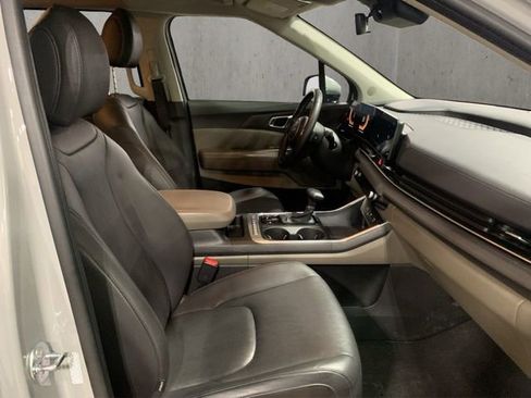 Used 2025 Kia Carnival EX image 23