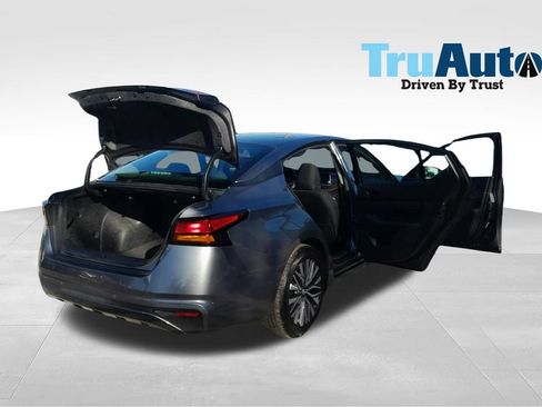 Used 2025 Nissan Altima 2.5 SV FWD image 13