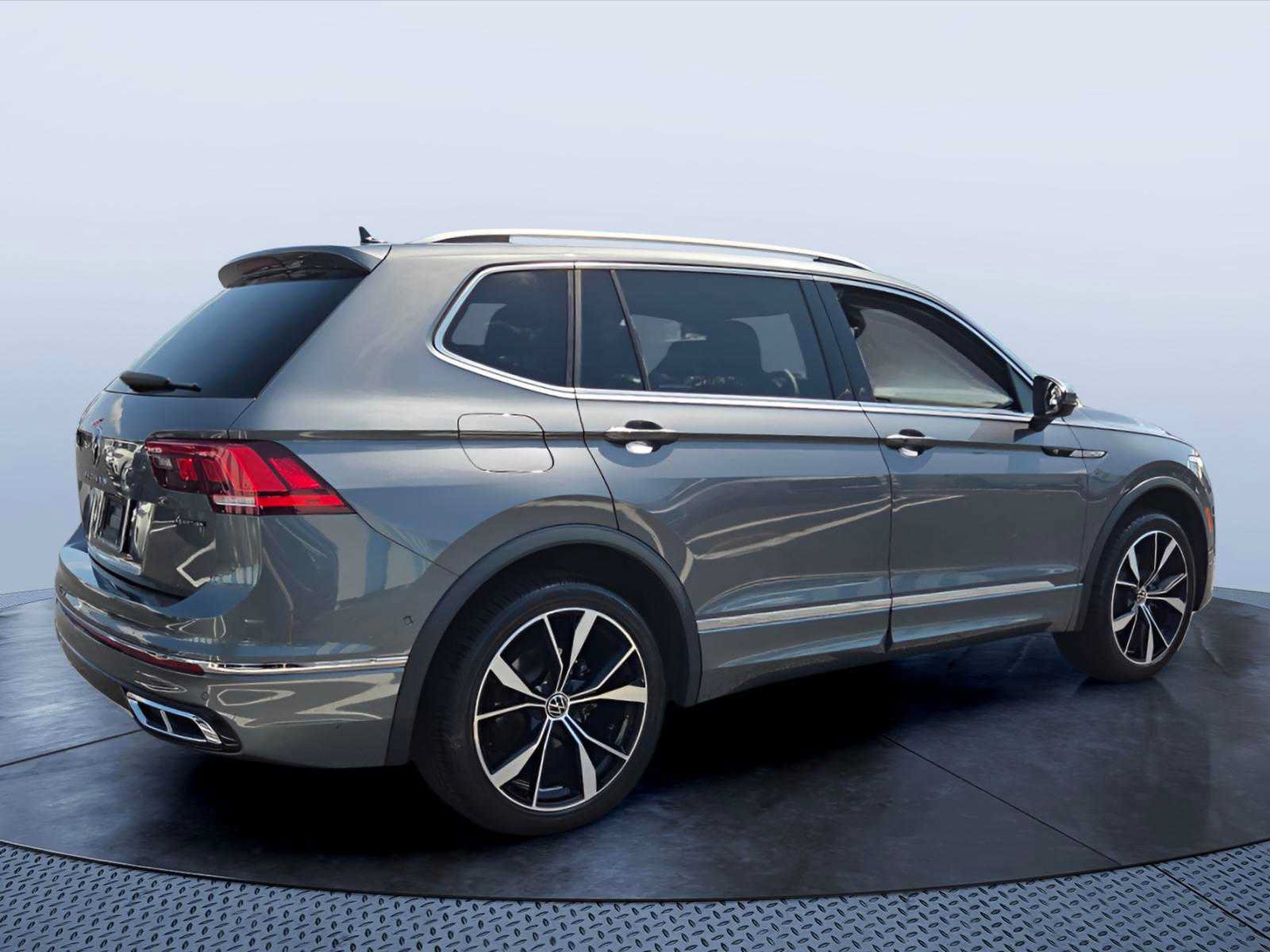 Used 2022 Volkswagen Tiguan SEL R-Line AWD/4WD image 6