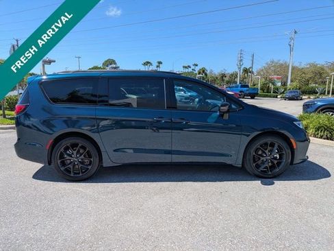 Used 2025 Chrysler Pacifica Limited image 4